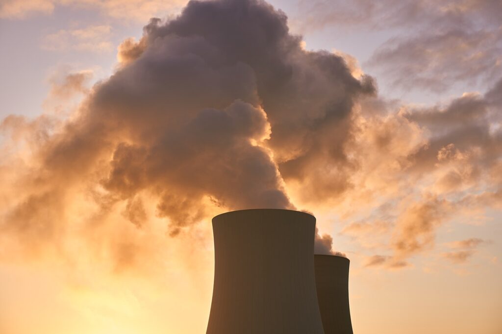 Image of a nuclear power station with pollution.
